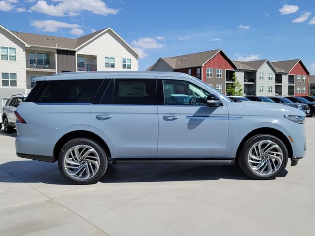 New 2026 Lincoln Navigator Premiere AWD/4WD image 2