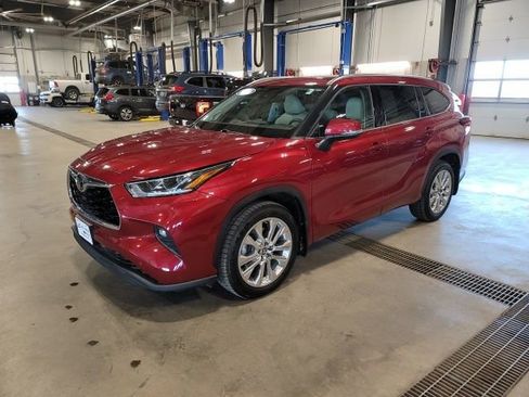 Used 2020 Toyota Highlander Limited image 3