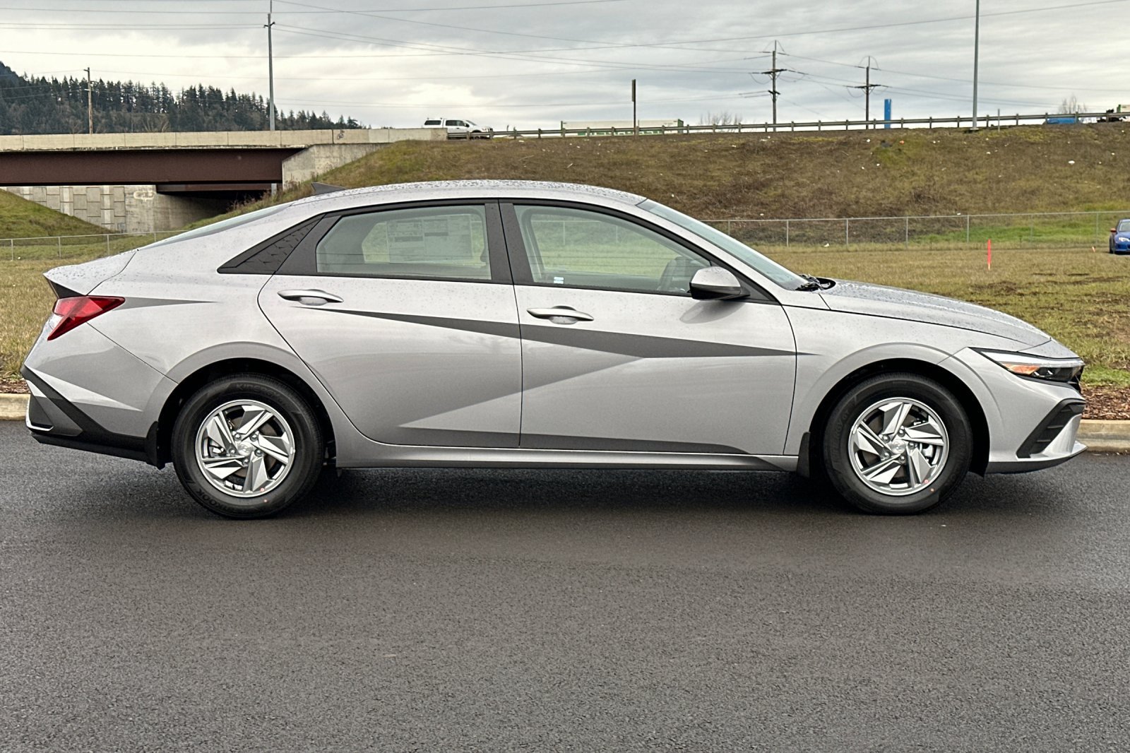 Used 2026 Hyundai Elantra SE FWD image 2