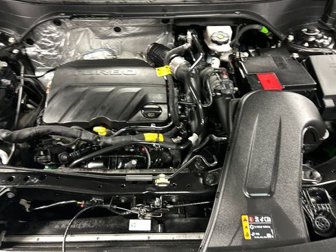 Used 2025 Chevrolet Trax LT w/ LT Convenience Package FWD image 26