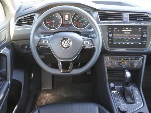 Used 2020 Volkswagen Tiguan SE image 25