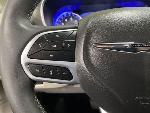 Used 2024 Chrysler Pacifica Touring-L image 21