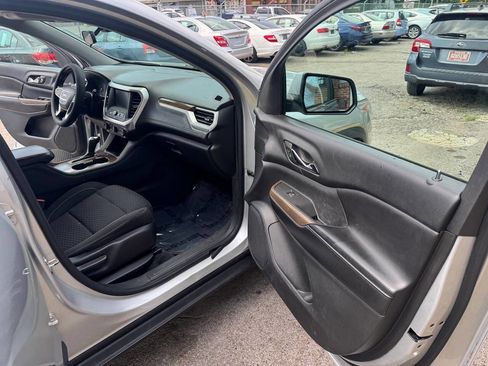 Used 2017 GMC Acadia SLE image 18