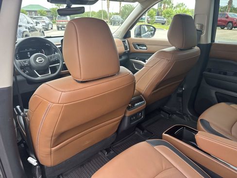 Used 2025 Nissan Pathfinder Platinum AWD/4WD image 13