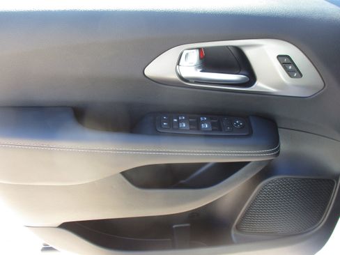 Used 2025 Chrysler Pacifica Select image 33
