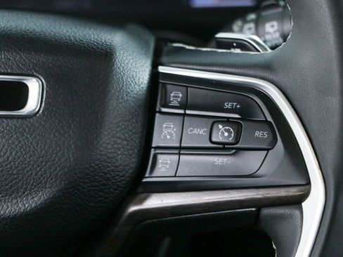 Used 2023 Jeep Grand Cherokee Limited w/ Black Appearance Package AWD/4WD image 14