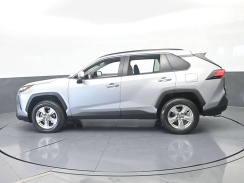 Used 2022 Toyota RAV4 XLE w/ Convenience Package FWD image 3