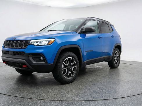Used 2025 Jeep Compass Trailhawk AWD/4WD image 3
