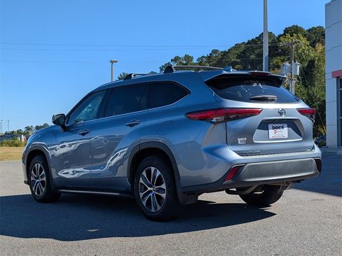 Used 2022 Toyota Highlander XLE image 3