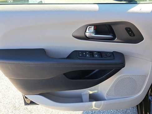 Used 2024 Chrysler Pacifica Touring-L image 12