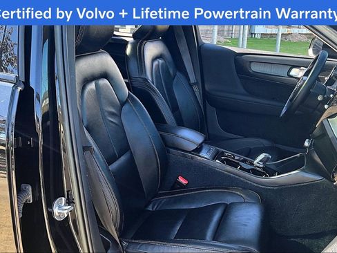 Used 2023 Volvo XC40 B4 Plus image 10