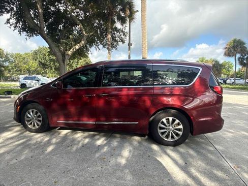 Used 2019 Chrysler Pacifica Touring-L FWD image 11
