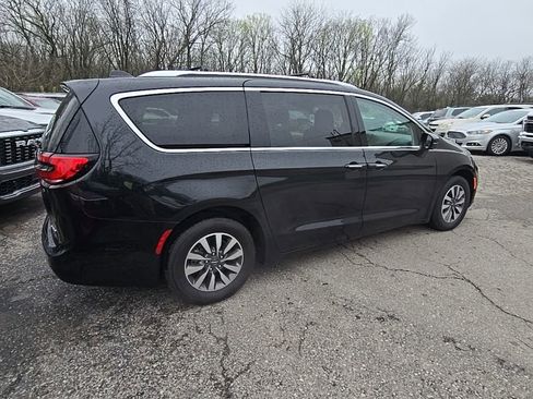 Used 2021 Chrysler Pacifica Touring-L FWD image 8