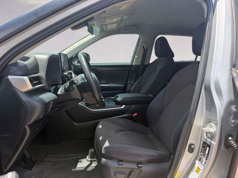 Used 2023 Toyota Highlander LE FWD image 9