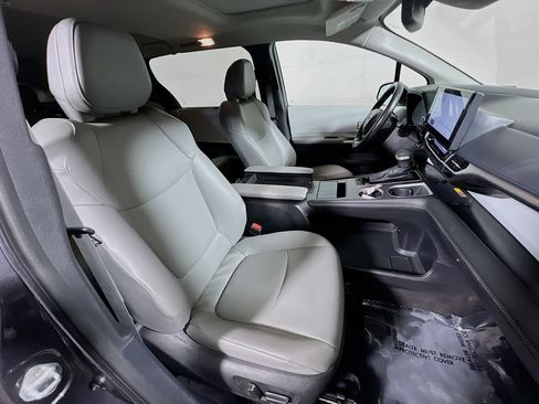 Certified 2025 Toyota Sienna XLE FWD image 25