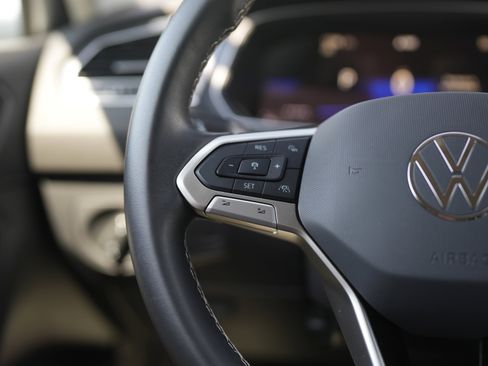 Used 2024 Volkswagen Tiguan SE image 19