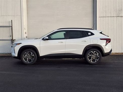 New 2026 Chevrolet Trax LT w/ LT Convenience Package FWD image 2