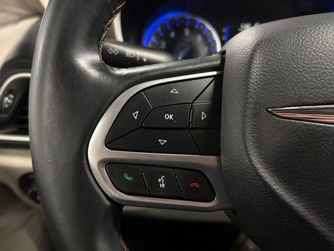 Used 2018 Chrysler Pacifica Touring-L FWD image 21