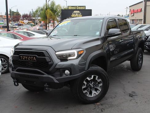 Used 2018 Toyota Tacoma TRD Off-Road image 2