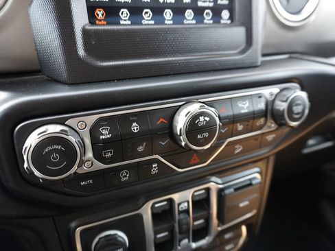 Used 2020 Jeep Wrangler Unlimited Rubicon w/ Cold Weather Group AWD/4WD image 17