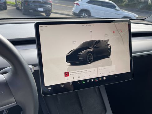Used 2022 Tesla Model Y Long Range AWD/4WD image 24