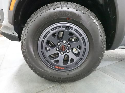 Used 2025 Nissan Frontier PRO-4X image 30