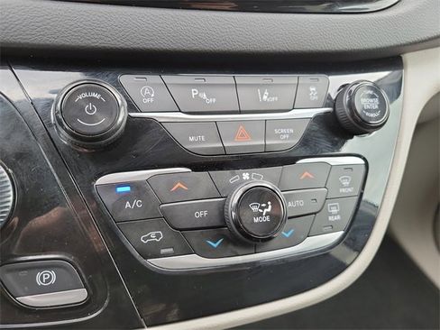 Used 2024 Chrysler Pacifica Touring-L image 22