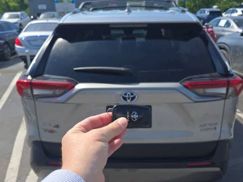 Used 2020 Toyota RAV4 Limited AWD/4WD image 3