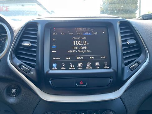 Used 2018 Jeep Cherokee Latitude Plus AWD/4WD image 23