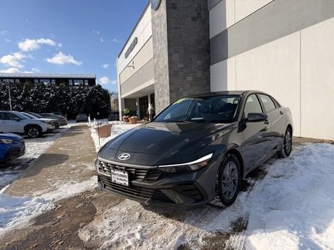 Used 2025 Hyundai Elantra Blue image 10