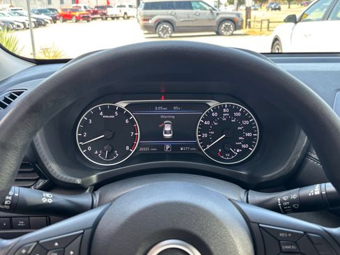 Used 2025 Nissan Sentra SV FWD image 33