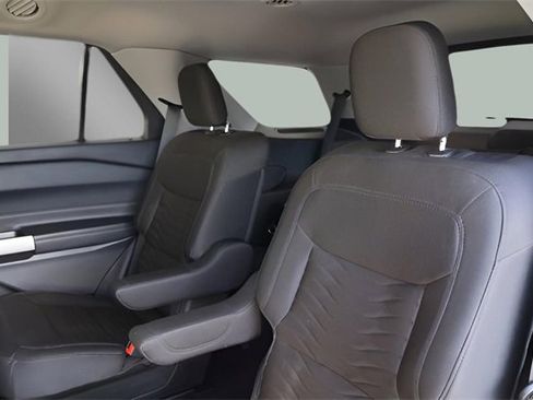 Used 2021 Ford Explorer XLT image 12