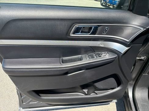 Used 2017 Ford Explorer XLT w/ Equipment Group 202A FWD image 16