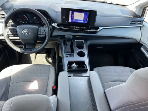 Used 2025 Toyota Sienna LE AWD/4WD image 19