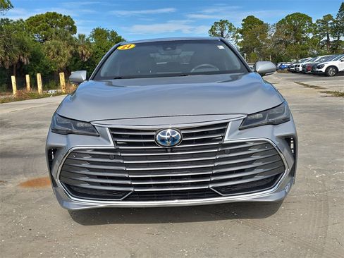 Used 2021 Toyota Avalon Limited image 3