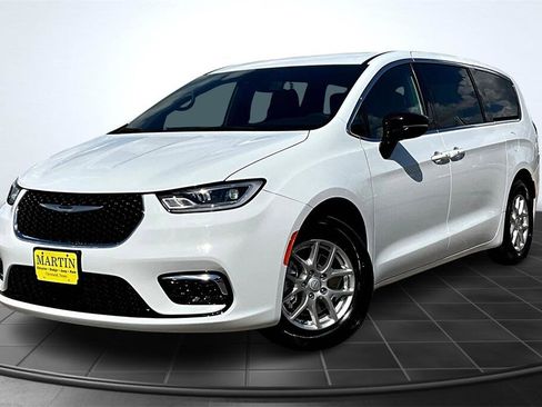 New 2026 Chrysler Pacifica Select image 2