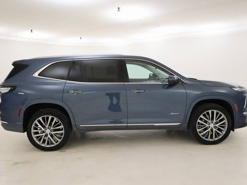 Used 2025 Buick Enclave Avenir image 2