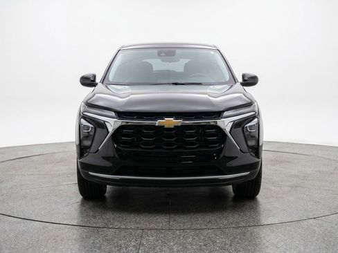 Used 2025 Chevrolet Trax LT w/ LT Convenience Package FWD image 2