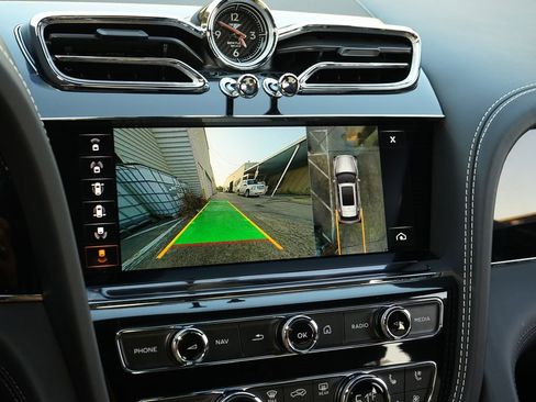 Used 2023 Bentley Bentayga Plug-In Hybrid image 17