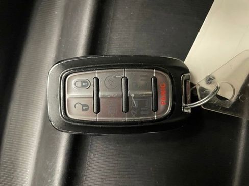 Used 2020 Chrysler Pacifica Touring-L image 23