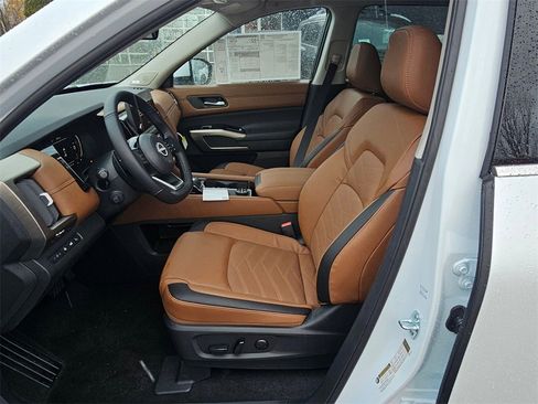 New 2025 Nissan Pathfinder Platinum image 16