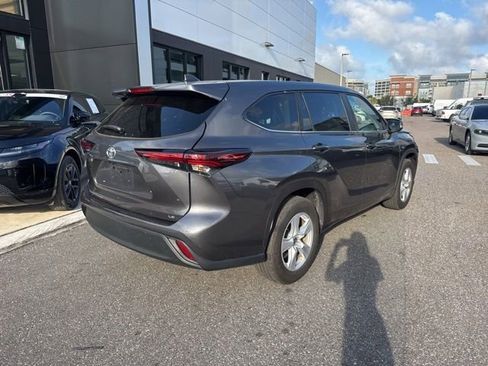 Used 2025 Toyota Highlander LE FWD image 3