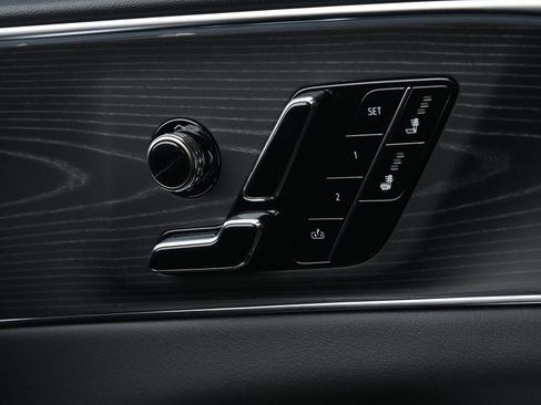 Used 2025 Cadillac Lyriq Luxury RWD image 16