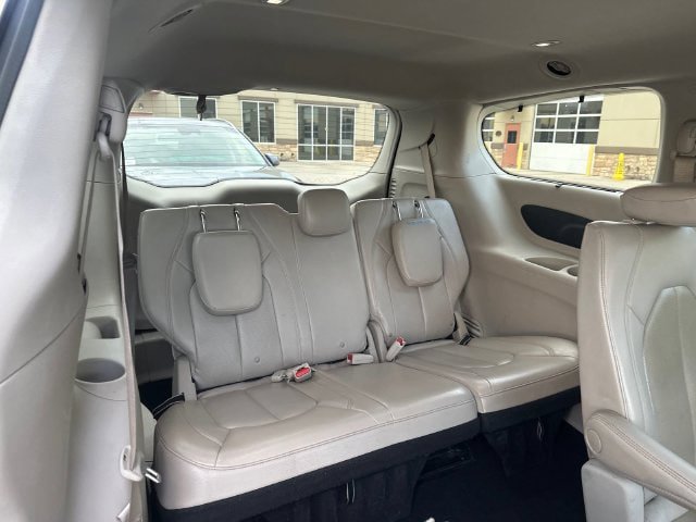Used 2021 Chrysler Pacifica Touring-L FWD image 13