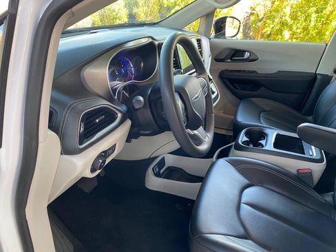 Used 2024 Chrysler Pacifica Limited FWD image 22
