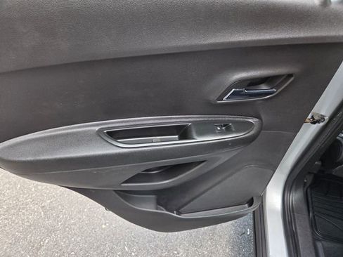 Used 2018 Chevrolet Trax LS FWD image 32