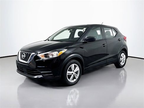 Used 2020 Nissan Kicks S image 2