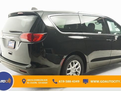 Used 2023 Chrysler Voyager LX FWD image 6