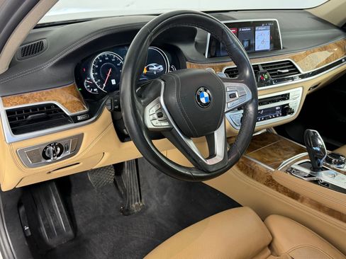 Used 2018 BMW 750i image 4