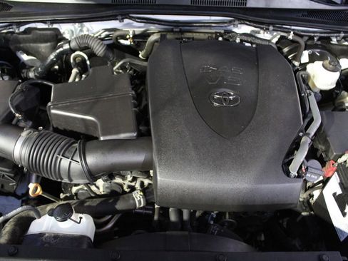 Used 2021 Toyota Tacoma SR5 AWD/4WD image 33